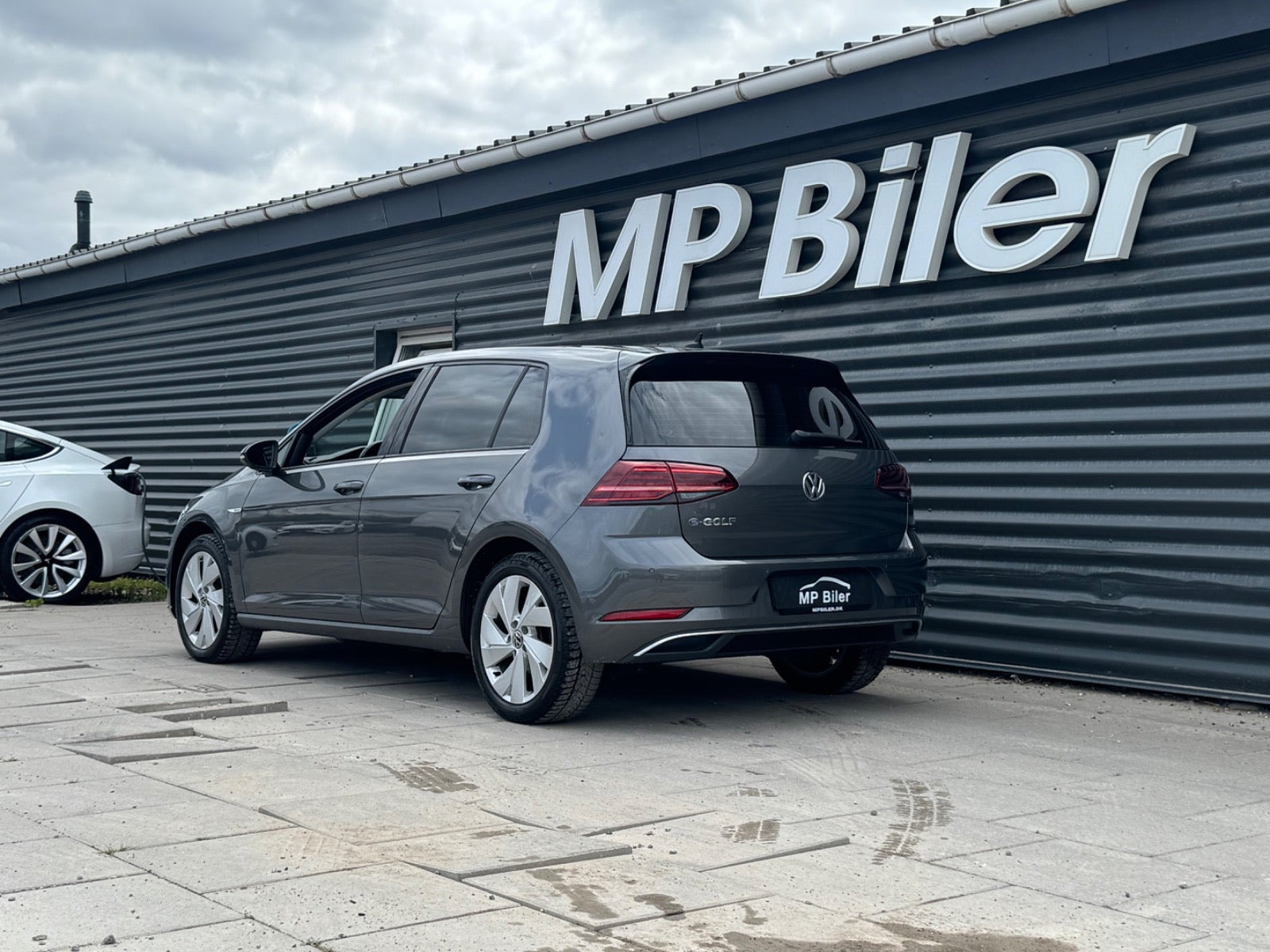 Grå VW e-Golf VII fra 2020
