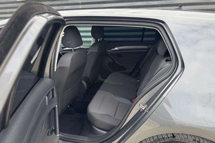 Grå VW e-Golf VII fra 2020