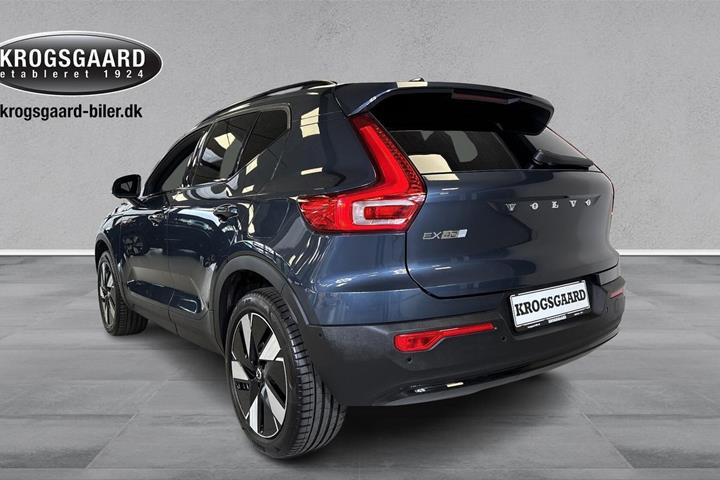 Blå Volvo EX40 fra 2025