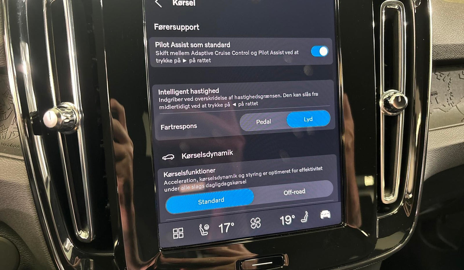 Blå Volvo EX40 fra 2025