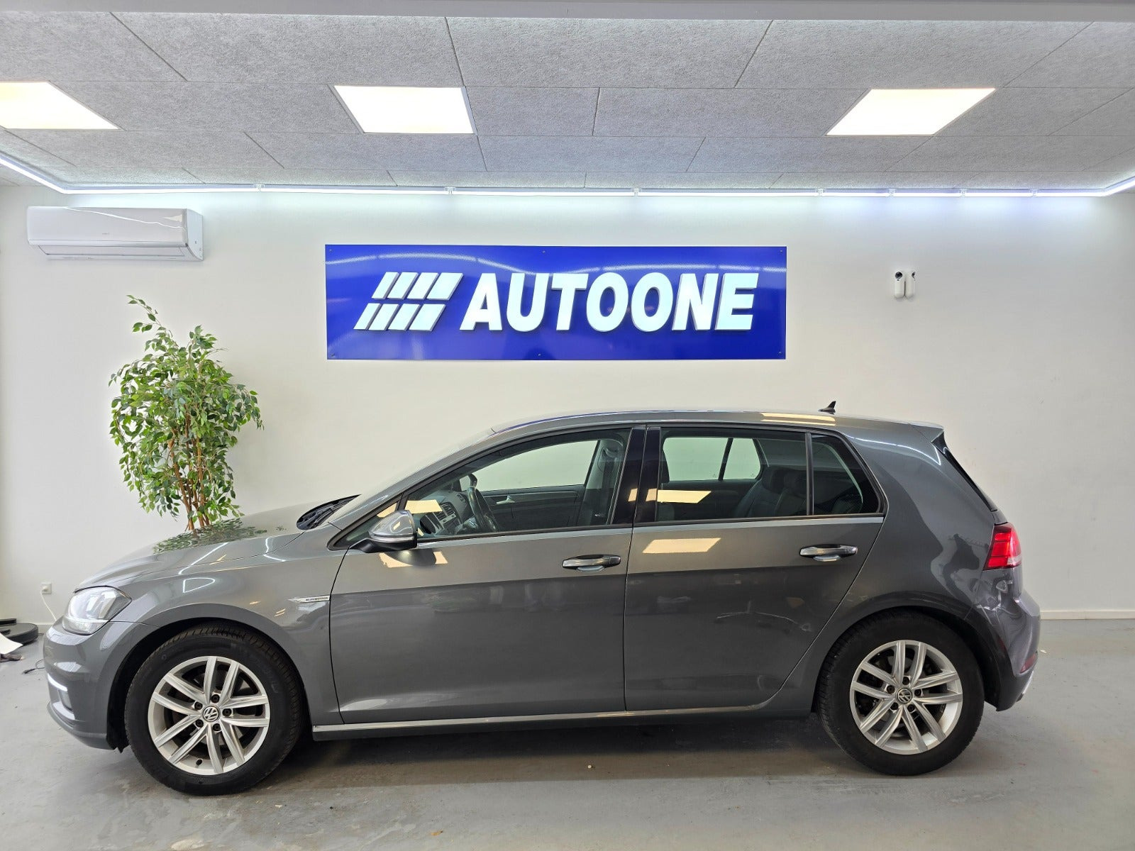 Grå VW Golf VII fra 2019