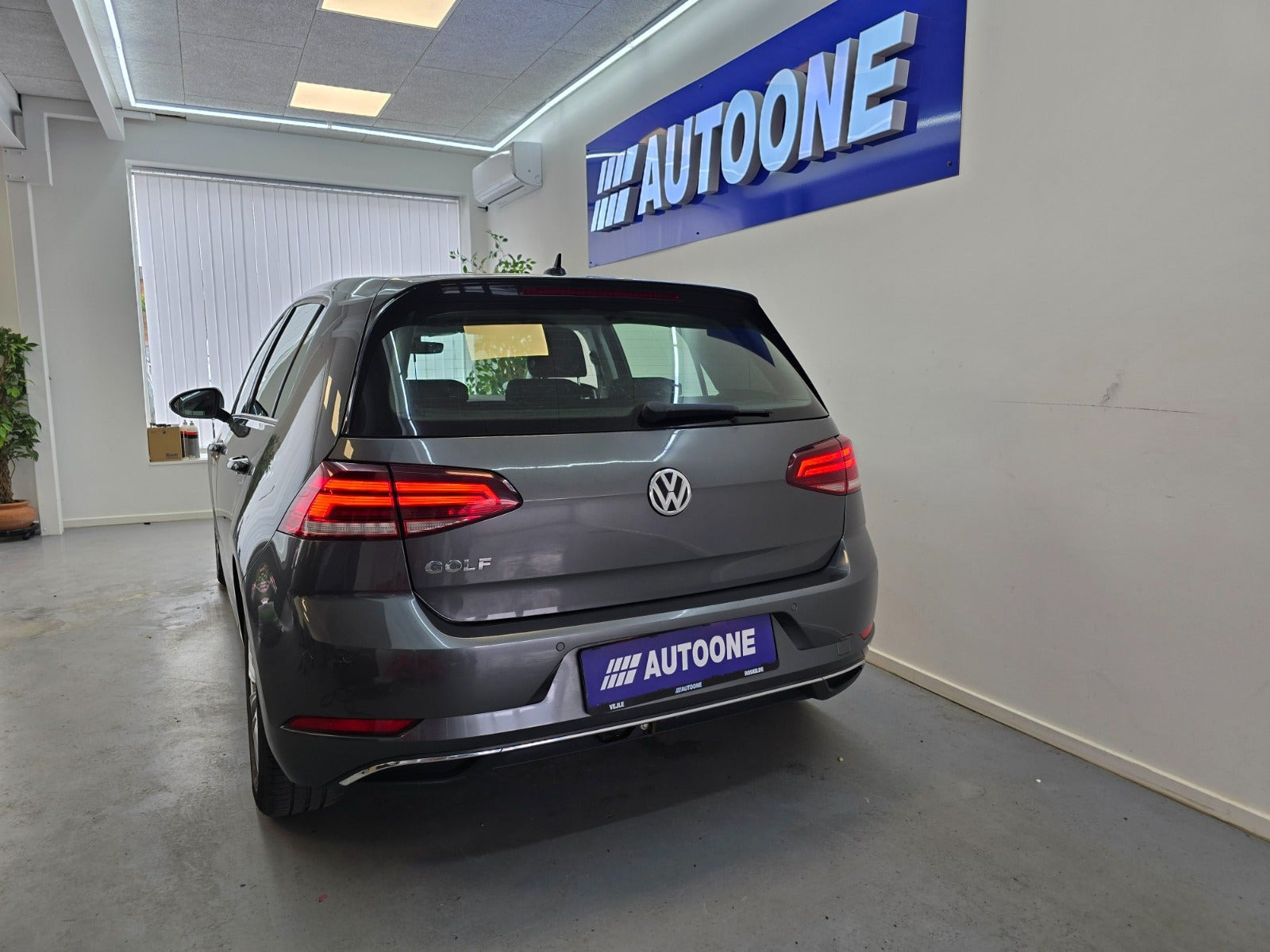 Grå VW Golf VII fra 2019
