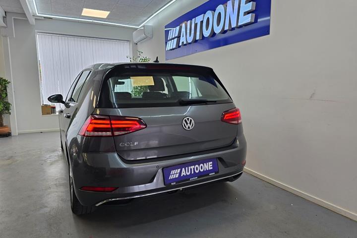 Grå VW Golf VII fra 2019