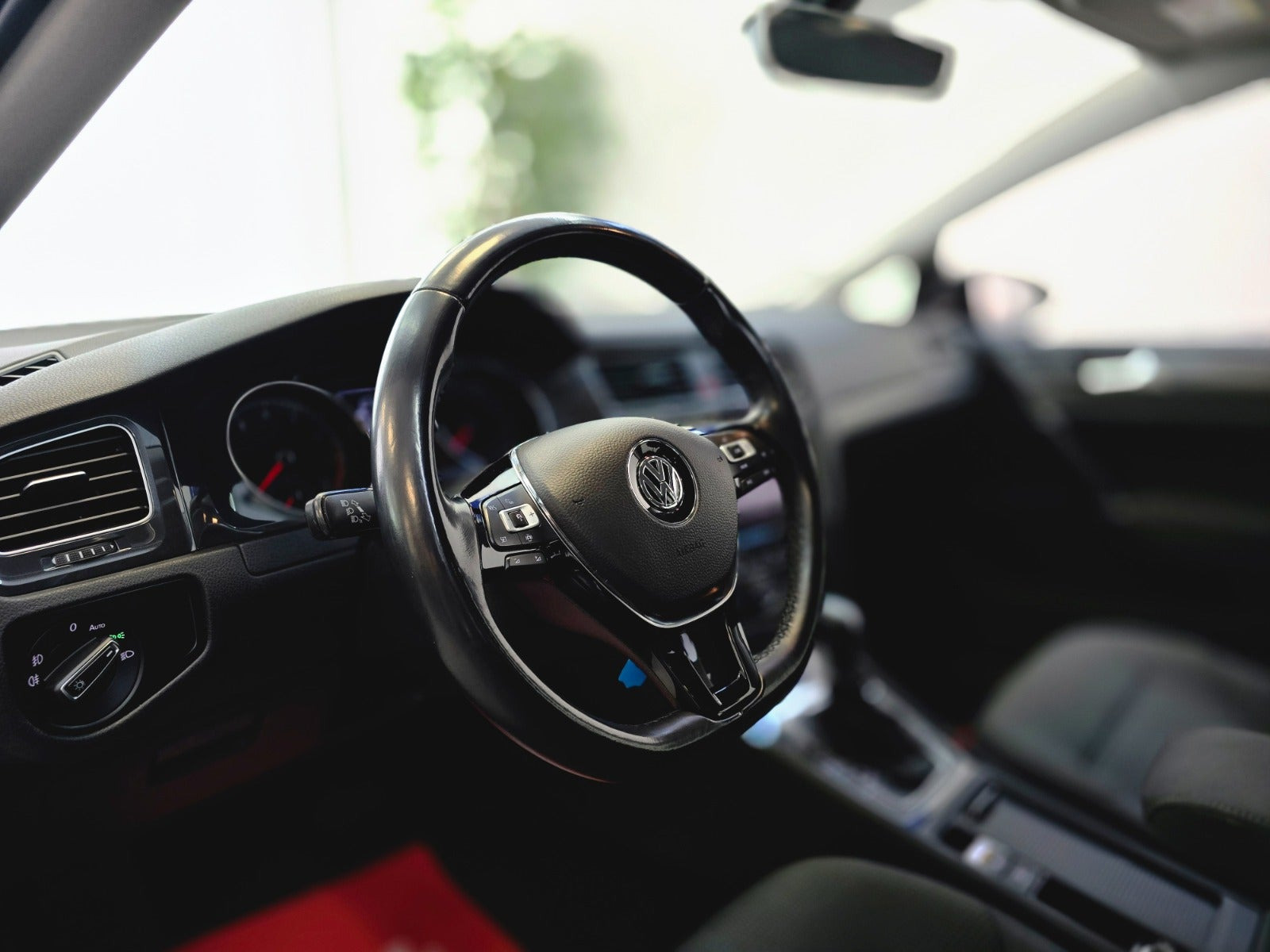 Grå VW Golf VII fra 2019