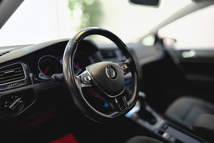 Grå VW Golf VII fra 2019