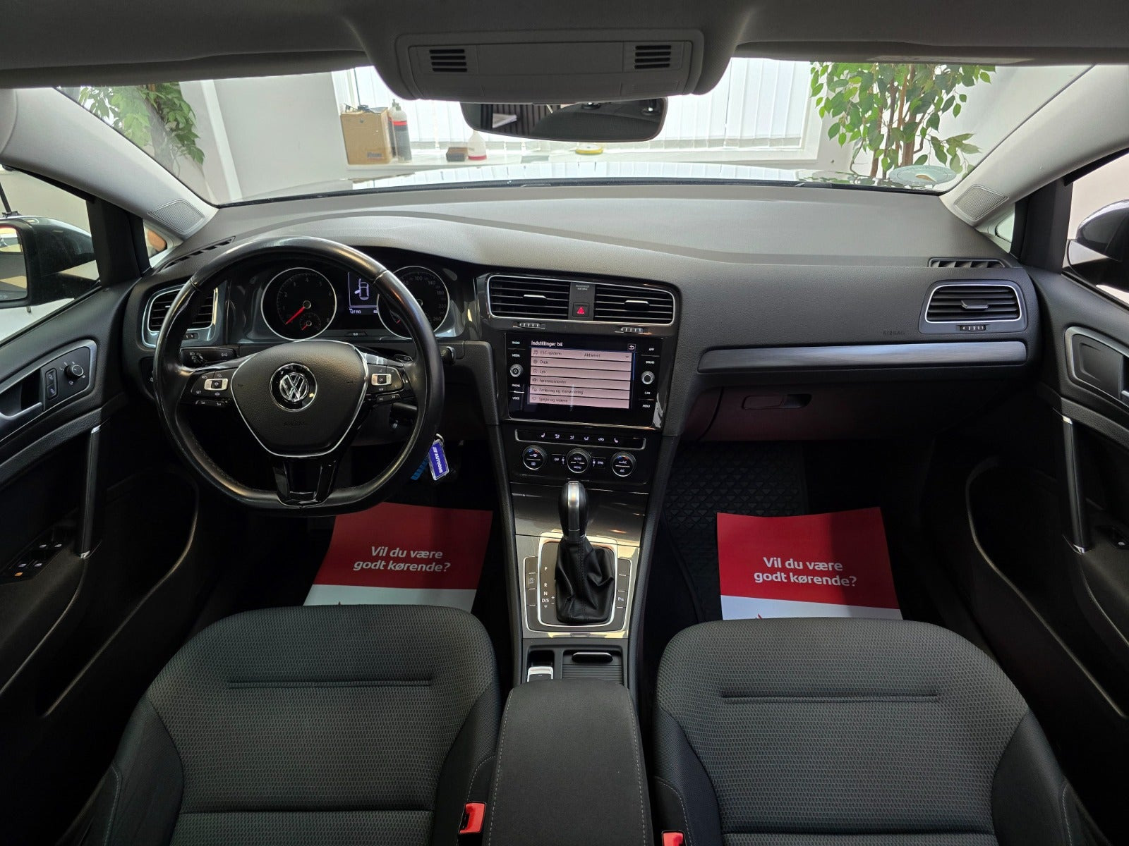 Grå VW Golf VII fra 2019