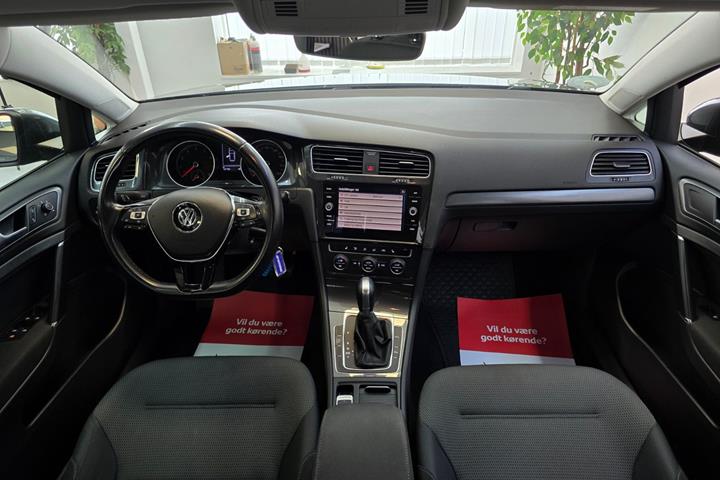 Grå VW Golf VII fra 2019