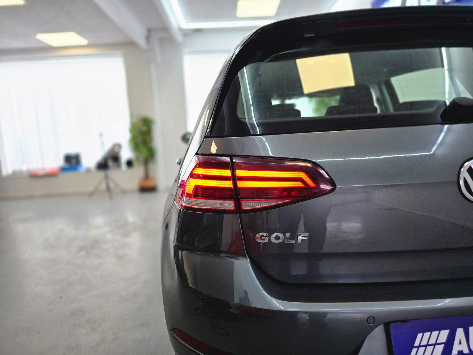 Grå VW Golf VII fra 2019