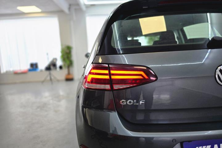 Grå VW Golf VII fra 2019