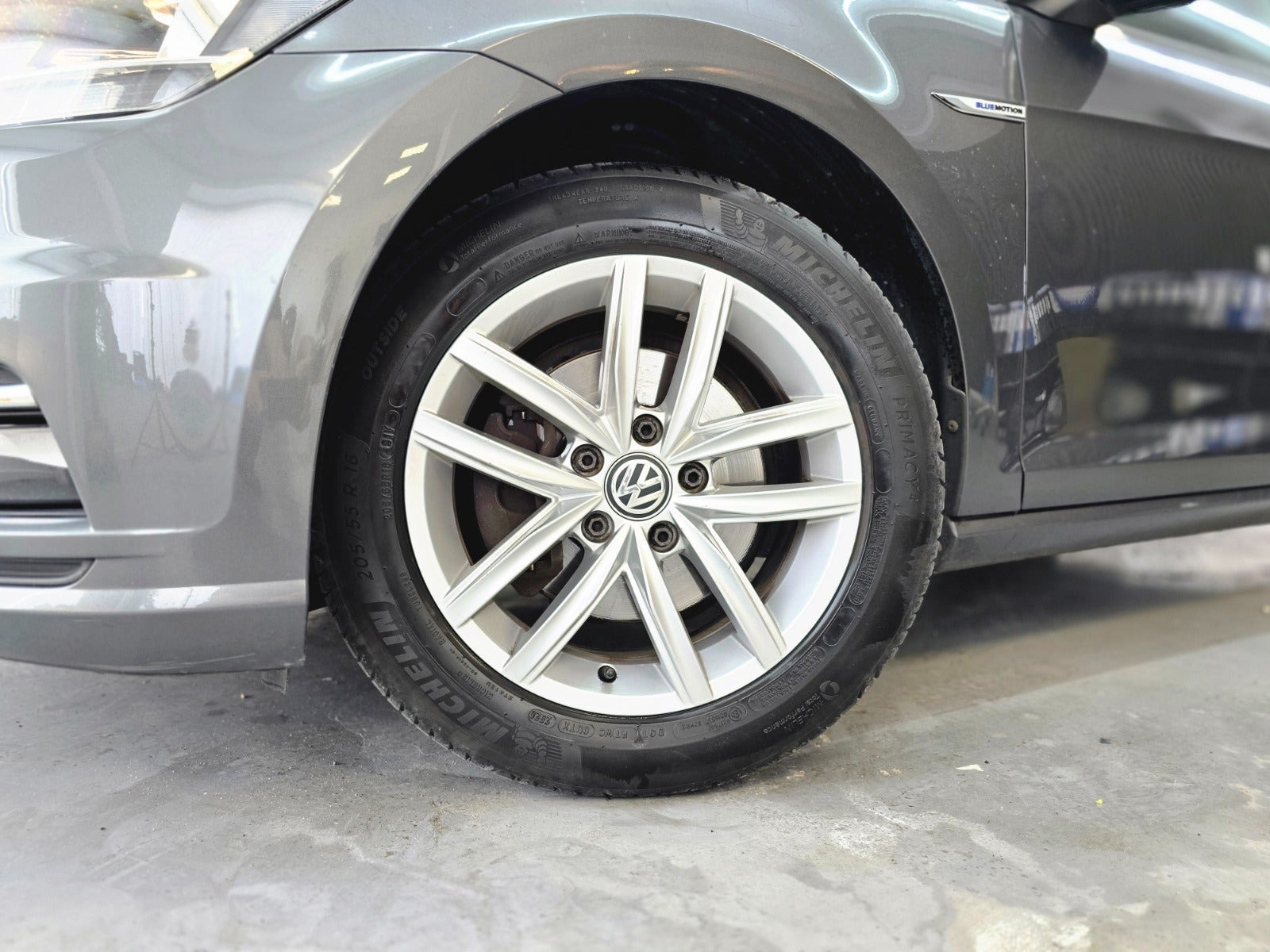 Grå VW Golf VII fra 2019