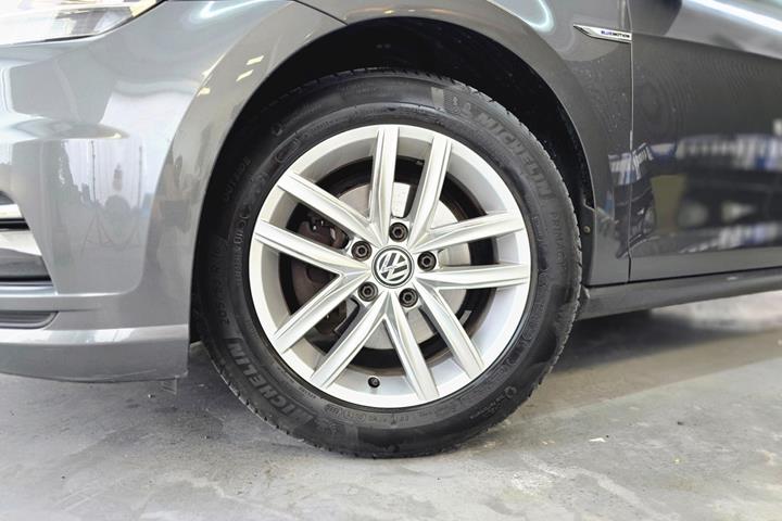 Grå VW Golf VII fra 2019