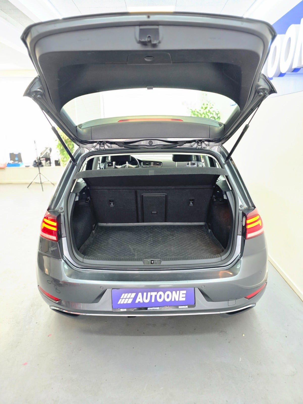 Grå VW Golf VII fra 2019
