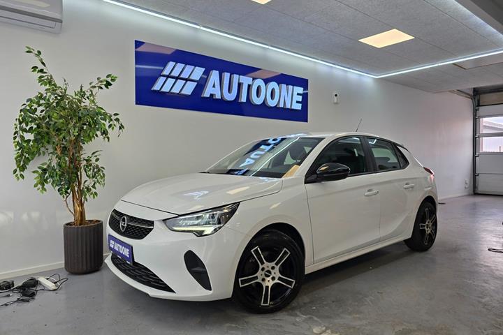 Hvid Opel Corsa fra 2020 set udefra