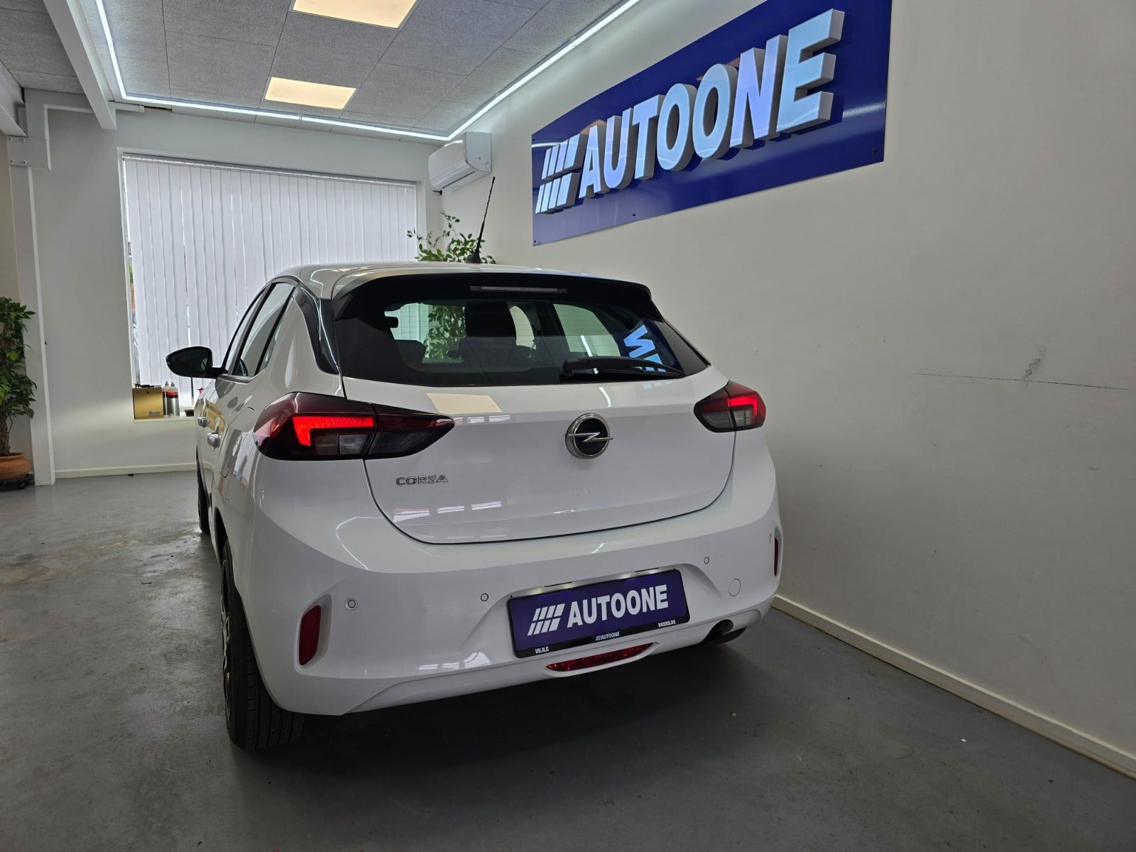 Hvid Opel Corsa fra 2020