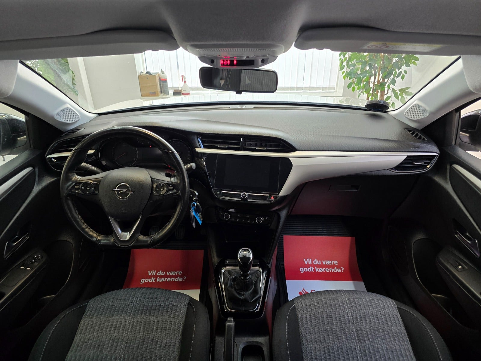 Hvid Opel Corsa fra 2020