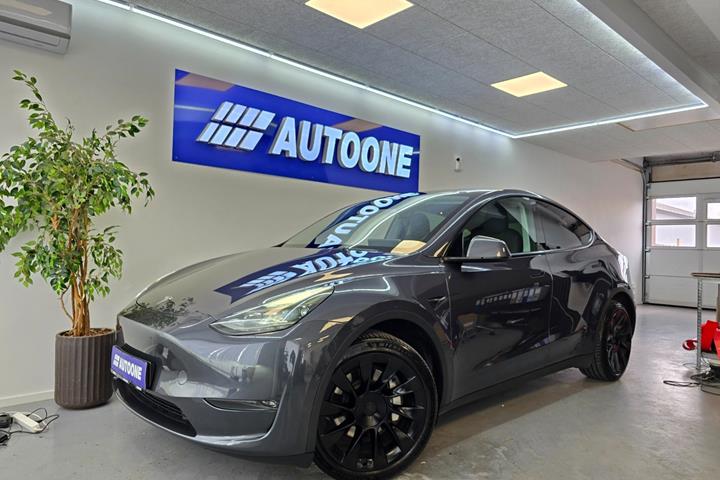 Grå Tesla Model Y fra 2021 set udefra