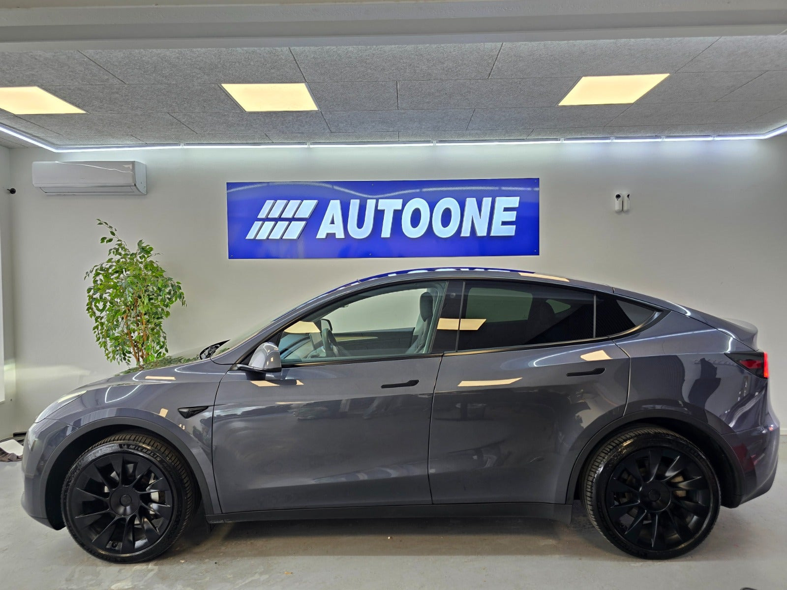 Grå Tesla Model Y fra 2021