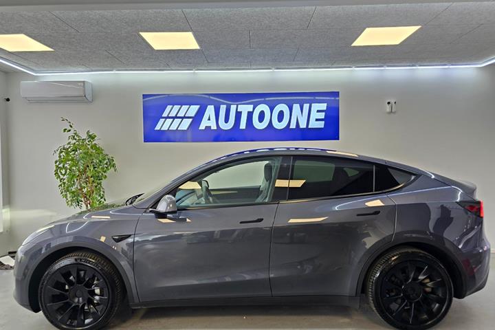 Grå Tesla Model Y fra 2021