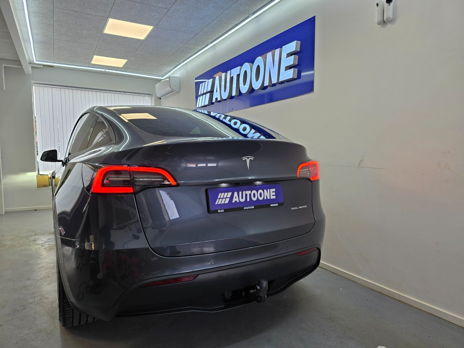 Grå Tesla Model Y fra 2021