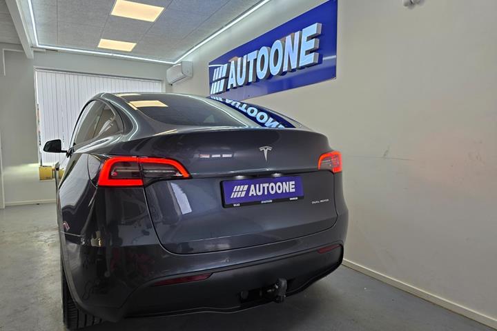 Grå Tesla Model Y fra 2021