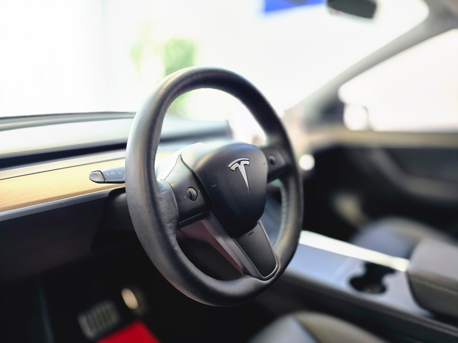 Grå Tesla Model Y fra 2021