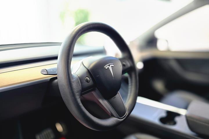 Grå Tesla Model Y fra 2021