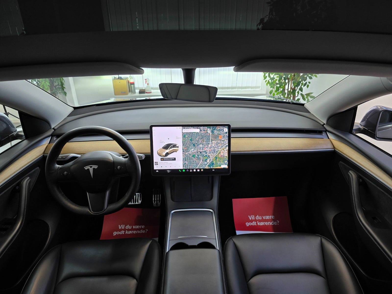 Grå Tesla Model Y fra 2021