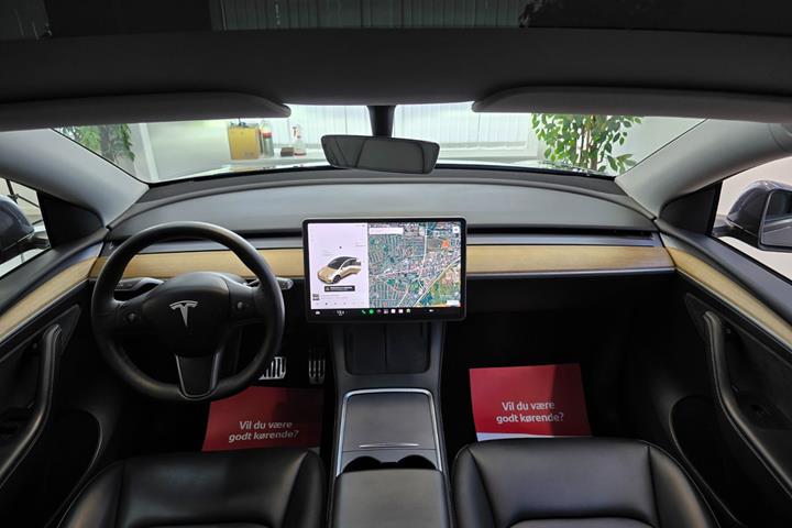 Grå Tesla Model Y fra 2021