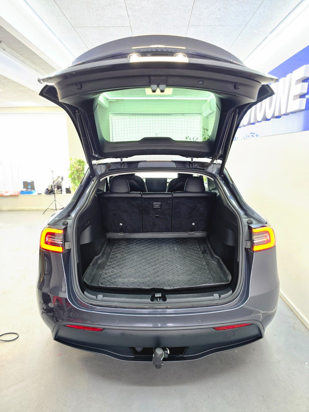 Grå Tesla Model Y fra 2021