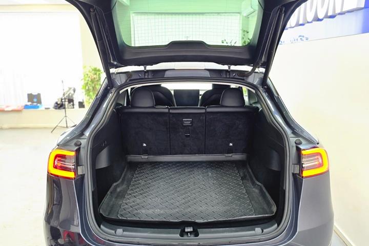 Grå Tesla Model Y fra 2021