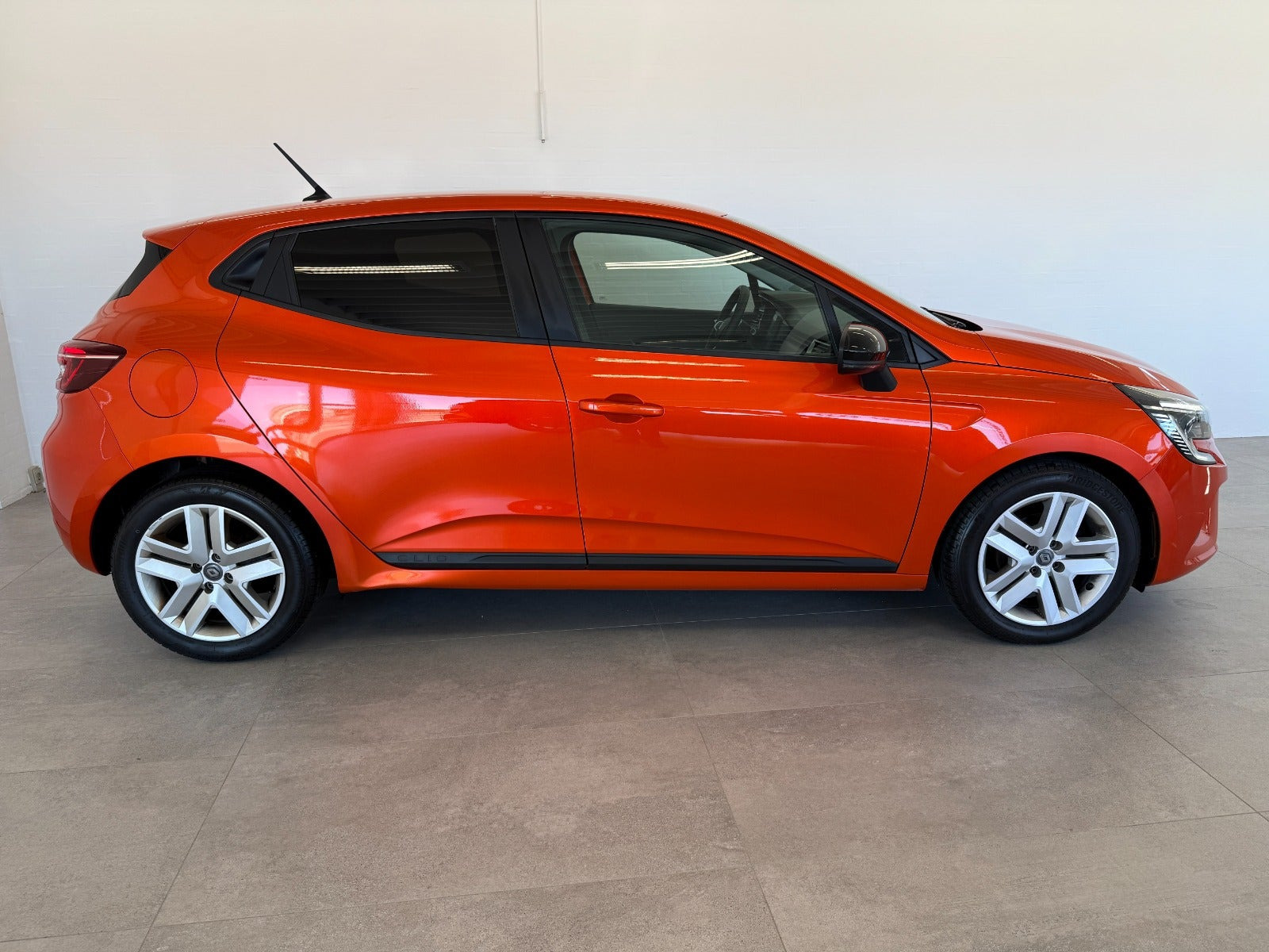 Orange Renault Clio V fra 2021