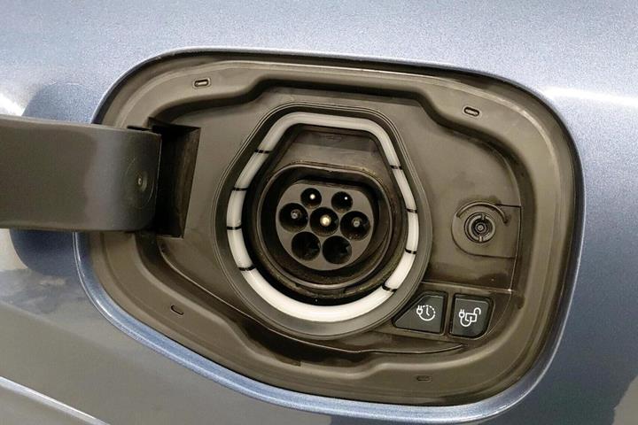 Blå Ford Kuga fra 2023