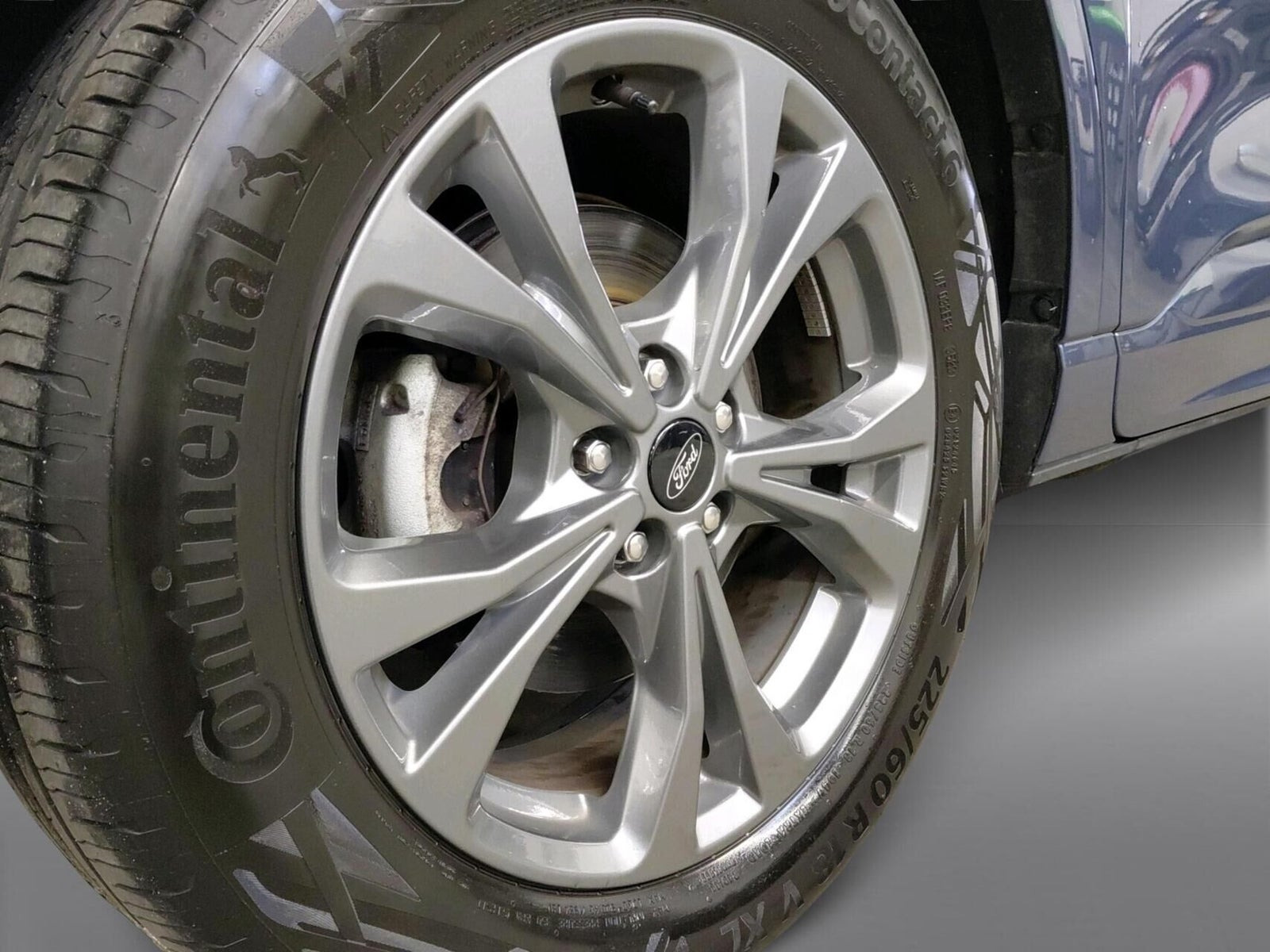 Blå Ford Kuga fra 2023