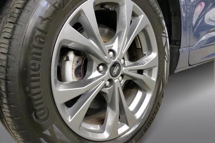 Blå Ford Kuga fra 2023