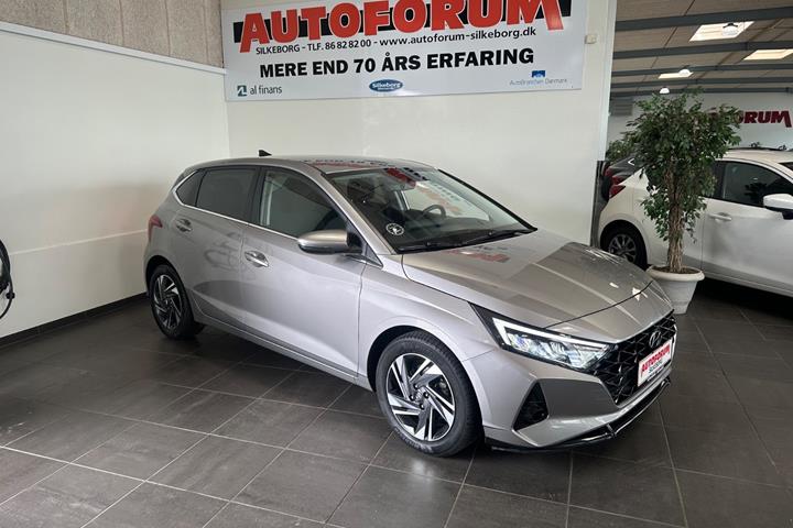 Grå Hyundai i20 fra 2023 set udefra