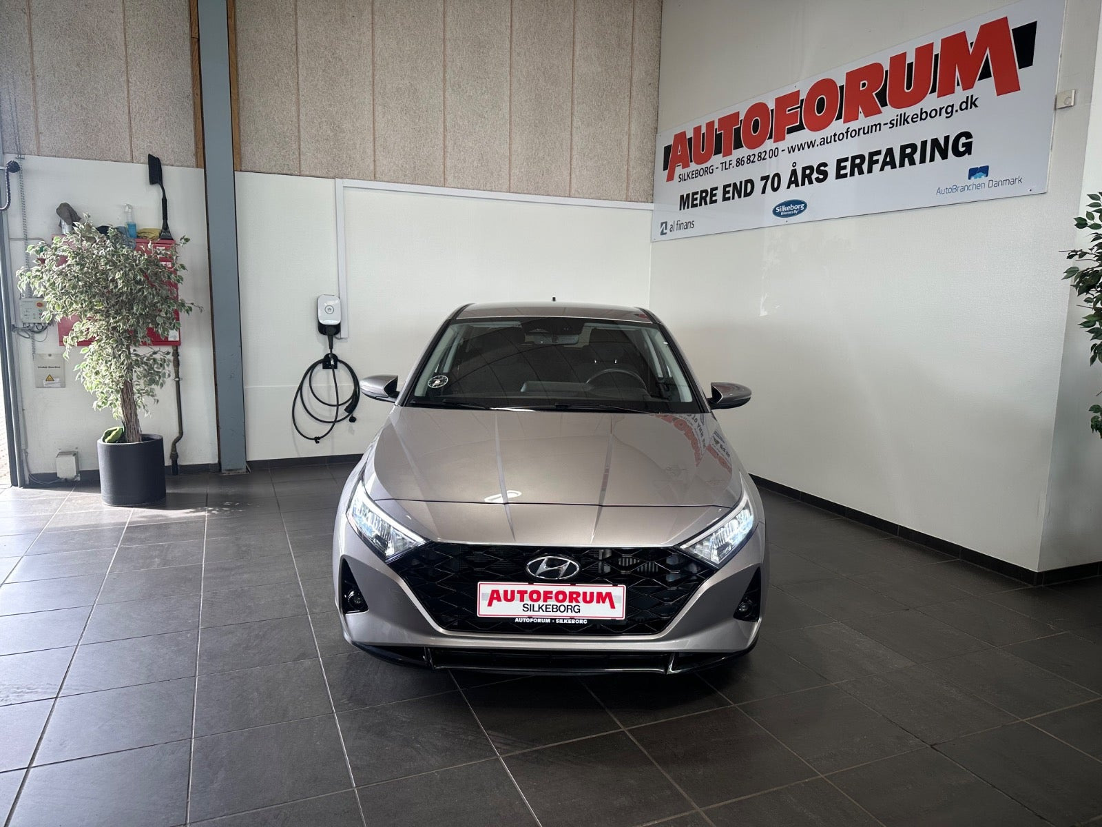 Grå Hyundai i20 fra 2023