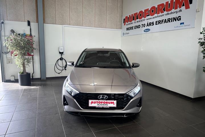Grå Hyundai i20 fra 2023