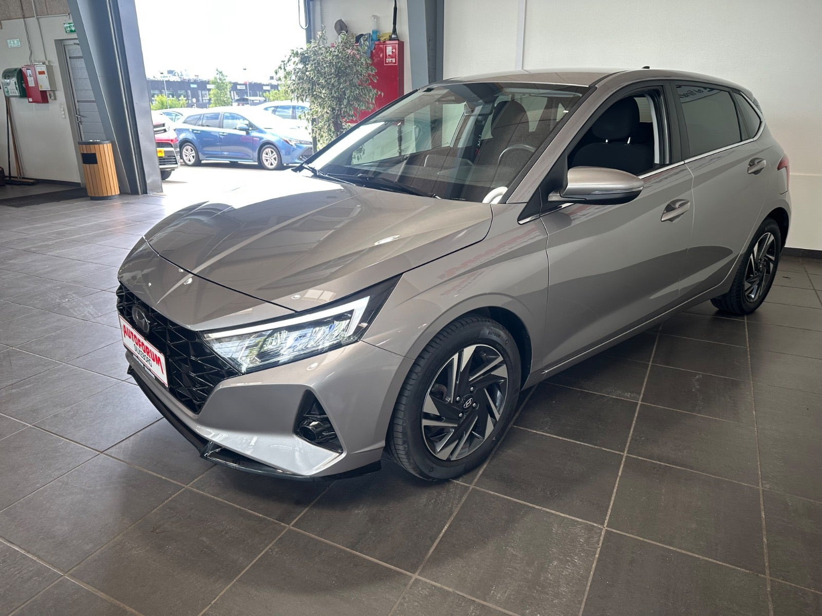 Grå Hyundai i20 fra 2023