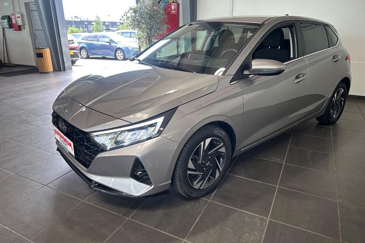 Grå Hyundai i20 fra 2023