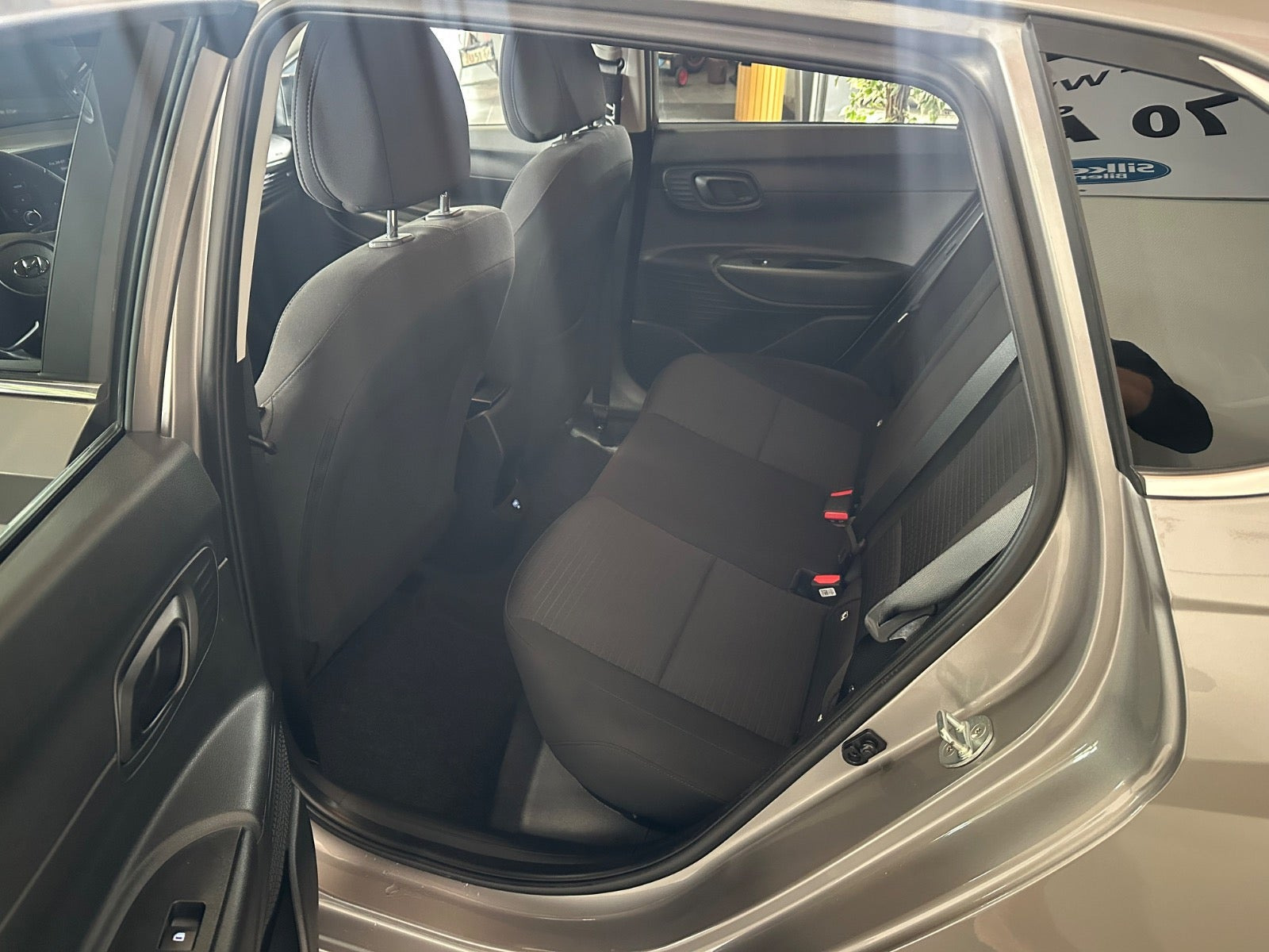 Grå Hyundai i20 fra 2023