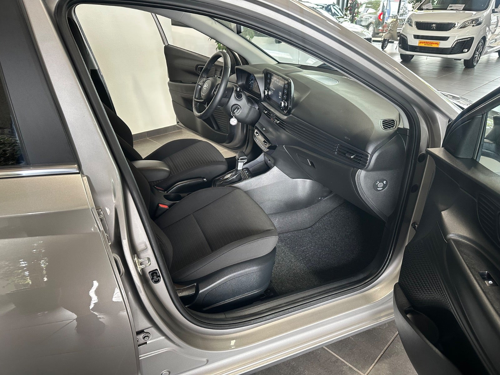 Grå Hyundai i20 fra 2023