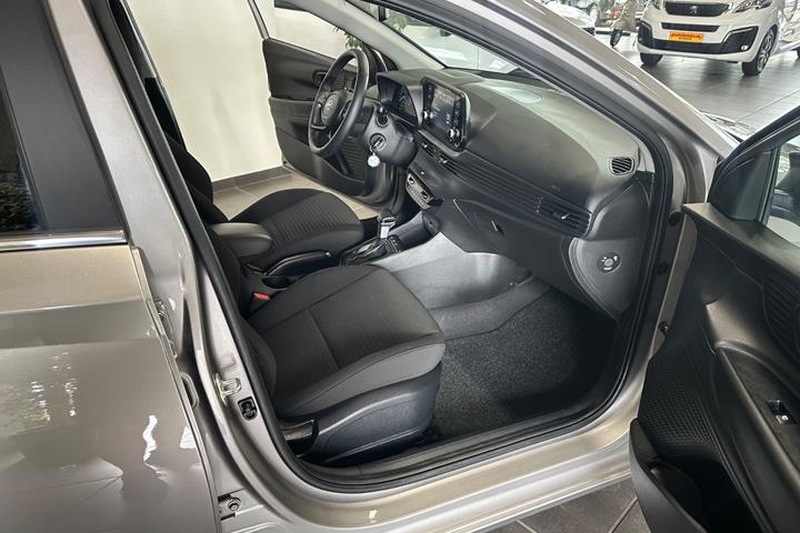 Grå Hyundai i20 fra 2023
