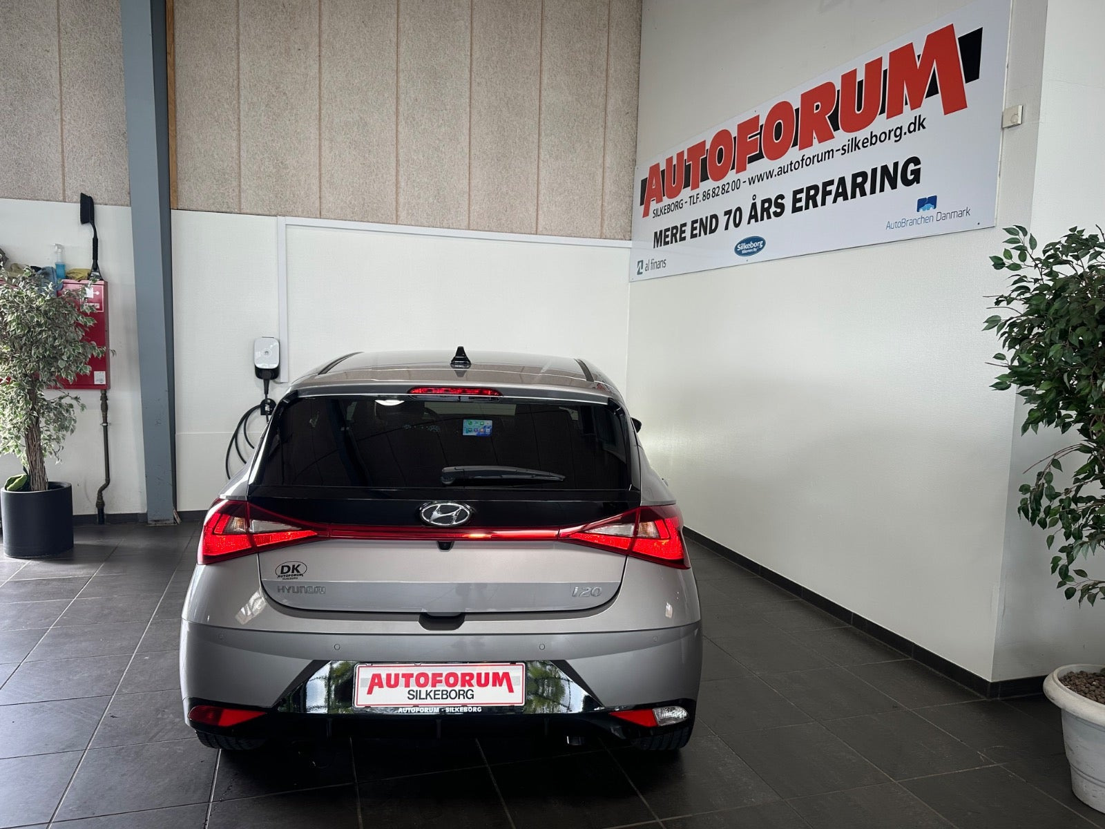 Grå Hyundai i20 fra 2023