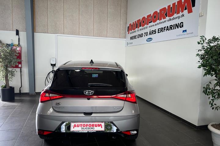 Grå Hyundai i20 fra 2023