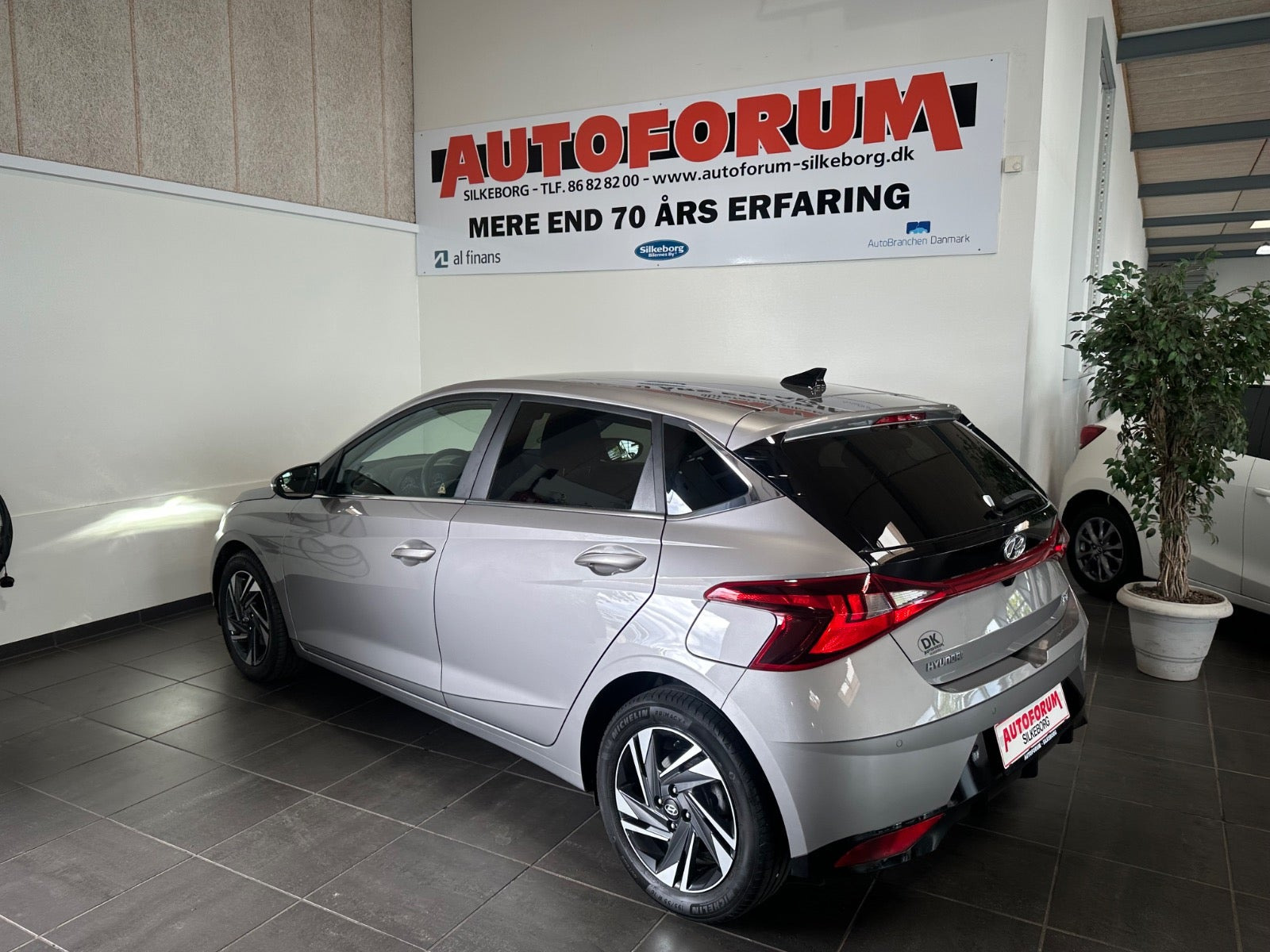 Grå Hyundai i20 fra 2023