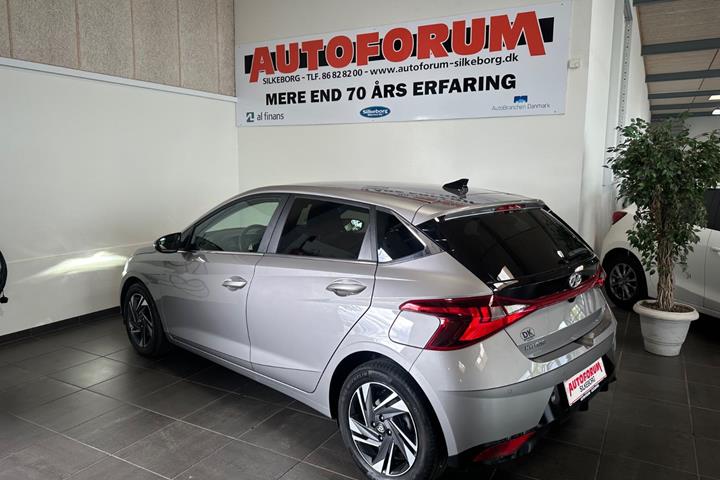Grå Hyundai i20 fra 2023