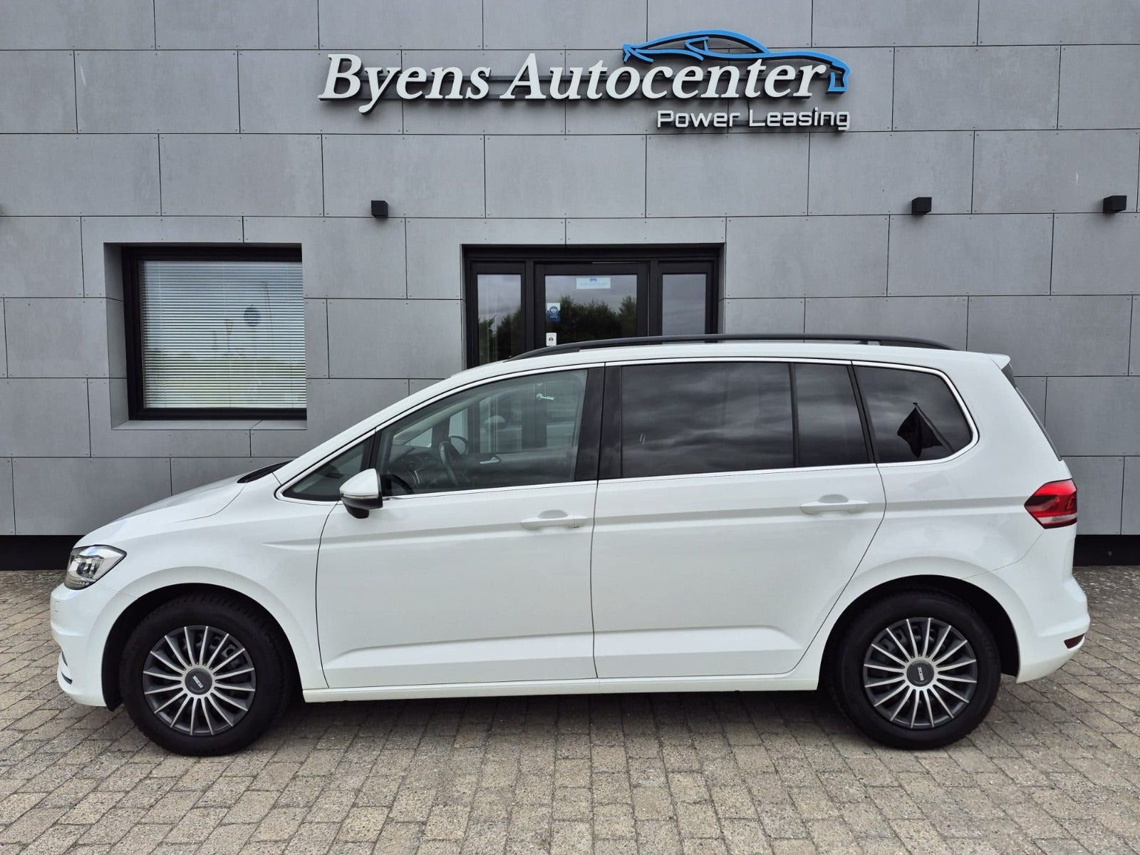 Hvid VW Touran fra 2020