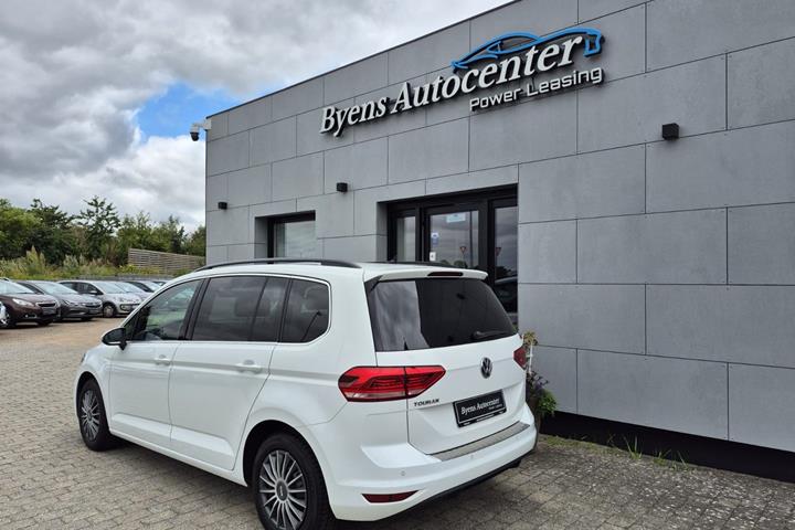 Hvid VW Touran fra 2020