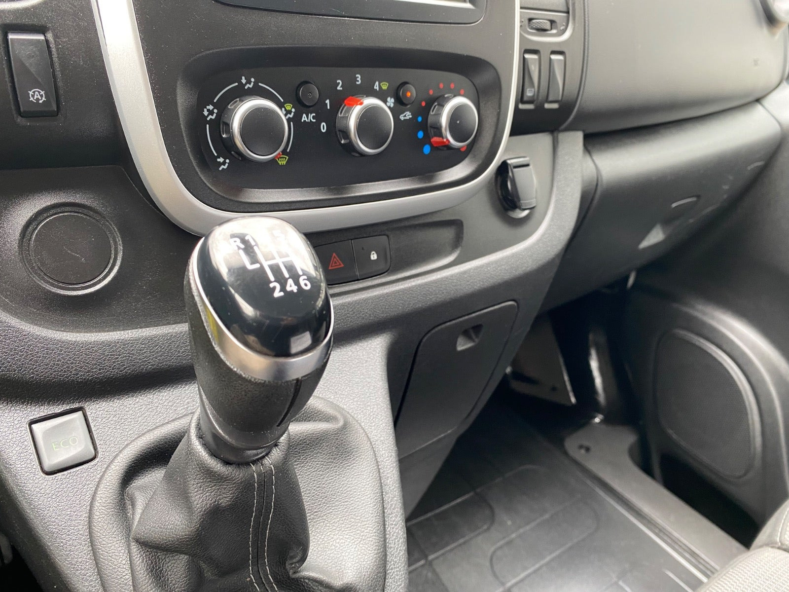 Hvid Renault Trafic T29 fra 2020