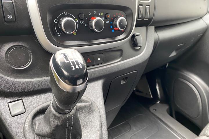 Hvid Renault Trafic T29 fra 2020